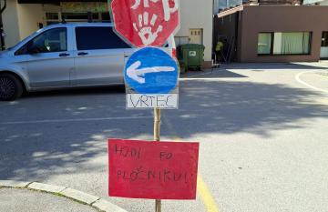 V vrtcu narejen prometni znak