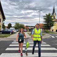 Poslanec spremlja otroka čez prehod za pešce