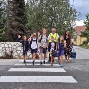 Župan spremlja gručo otrok čez prehod za pešce