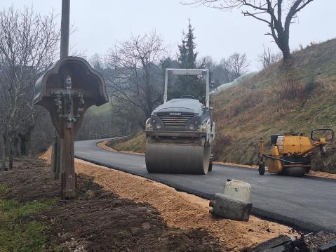 Cesta Črni Vrh-Strožič